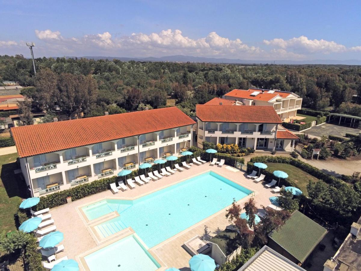 Apartments In Residence In Vada With Swimming Pool 450 Meters From The Sea Exterior photo